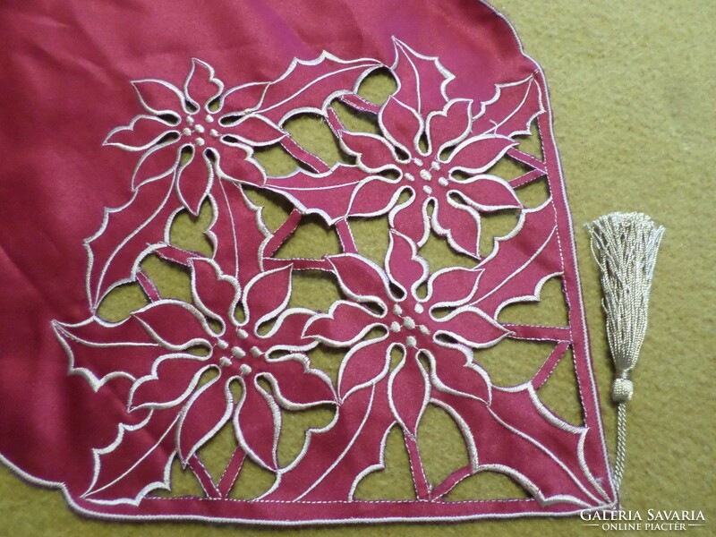 Long tablecloth embroidered with burgundy gold.
