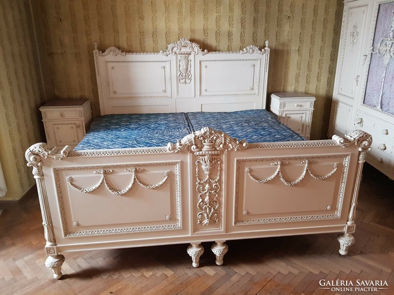 Unique antique renovated !! Extremely imposing 11-piece white bedroom set