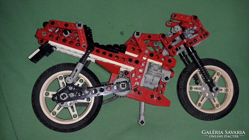 LEGO® Technic 8422 – Circuit Shock Racer motorkerékpár dobozával a képek szerint