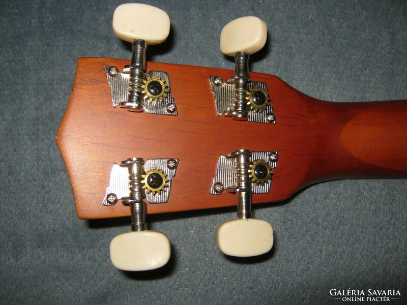 Szinte új, párszor használt, kitűnő állapotban lévő Eagles ukulele