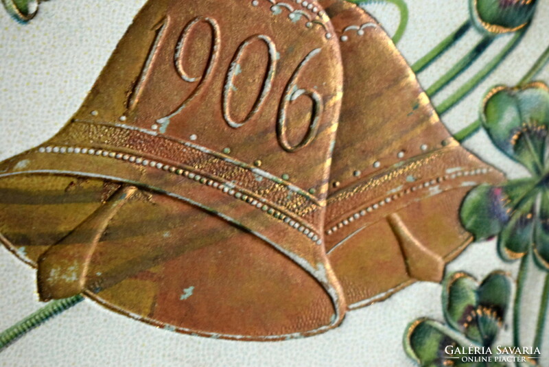 Antik dombornyomott Újévi üdvözlő képeslap arany csengő 1906 évszámmal  , 4levelű lóhere