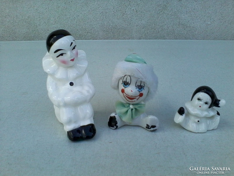 Három porcelán bohóc