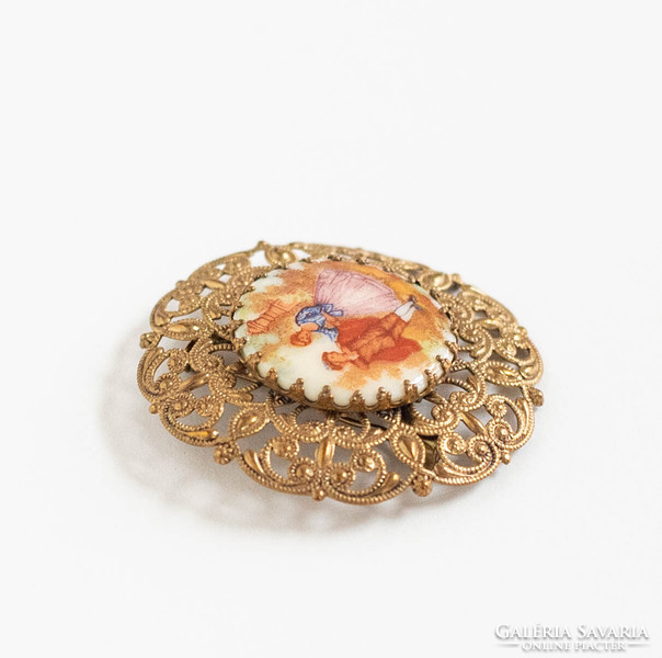 Viktoriánus stílusú aranyszínű bross porcelán képpel - vintage melltű, kitűző