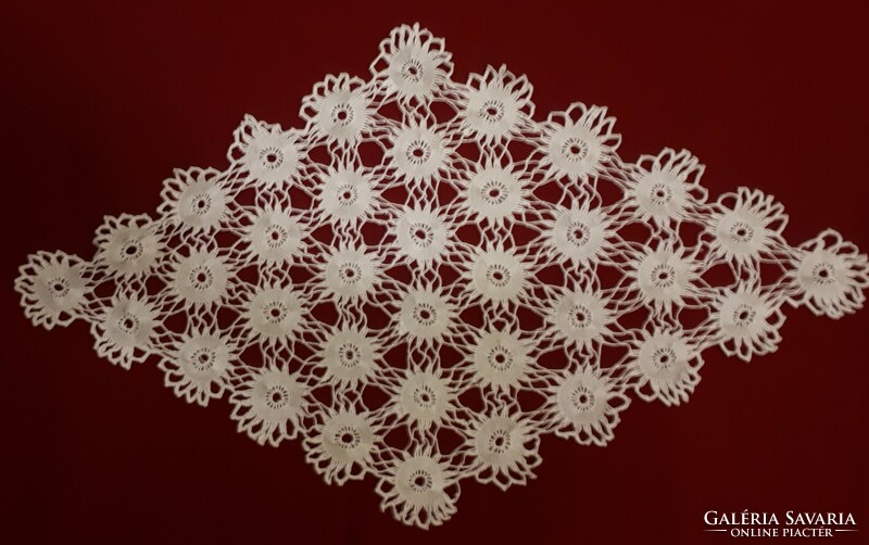 Rhombus-shaped lace tablecloth