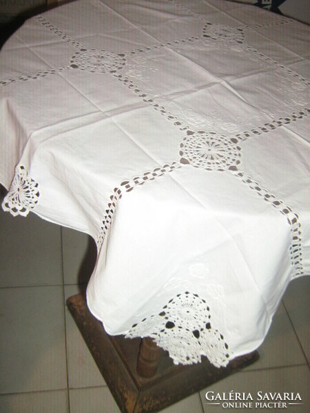 Beautiful crocheted lace inset azure appliqué floral white tablecloth