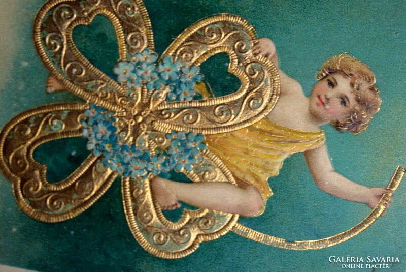 Antik dombornyomott Újévi üdvözlő képeslap - kisgyerek hatalmas arany 4levelű lóhere 1908ból