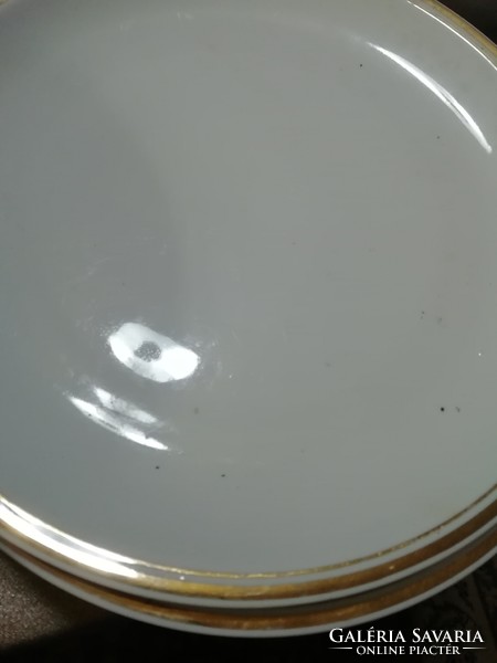 Porcelán tányérok Alföldi . A képeken látható állapotban van