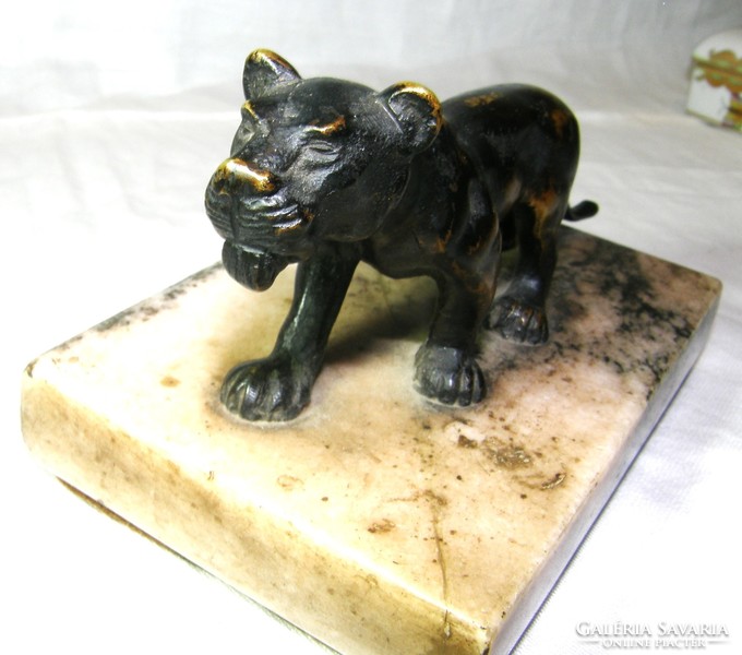 Bronze lion on a marble base - leaf weight