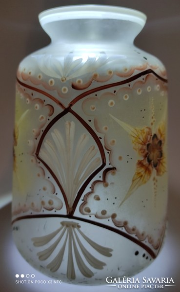 Plasztikus virágokkal diszített festett opál öblös üveg váza jó testes