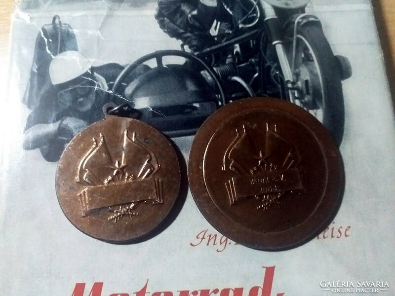 Motorverseny díjérmek, Motorversenyzési-technológia könyv 1953-ból