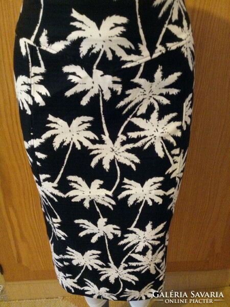 Skirt with a white palm pattern on a black background ( 14)