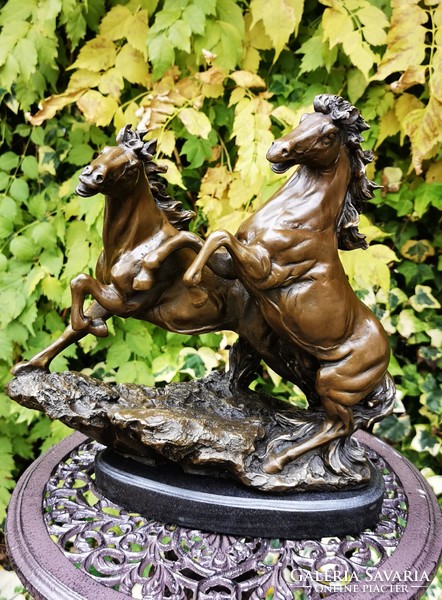 Cutting horses - bronze statue