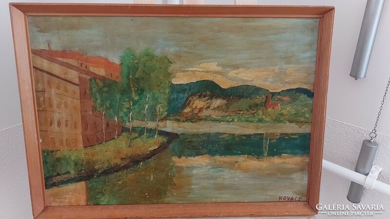 (k) Vízpart, város festmény Kovács jelzéssel 57x41 cm kerettel