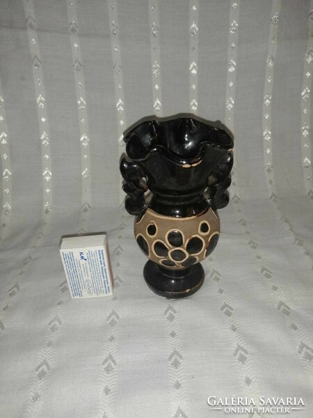 Mázas kerámia füles fodros szélű váza (A3)