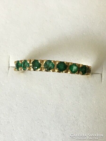 Women's gold ring with emerald gemstone