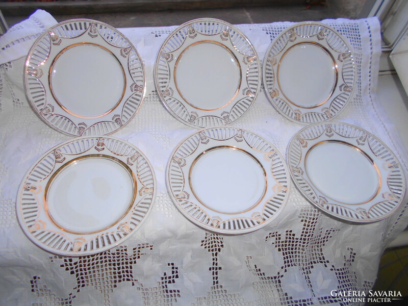 German porcelain plate with 6 perforated edges (800 ft / piece)