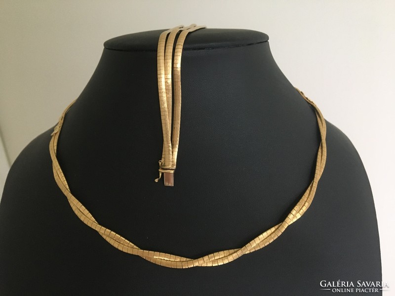 18 Ct gold necklace and bracelet set, 55.30 g