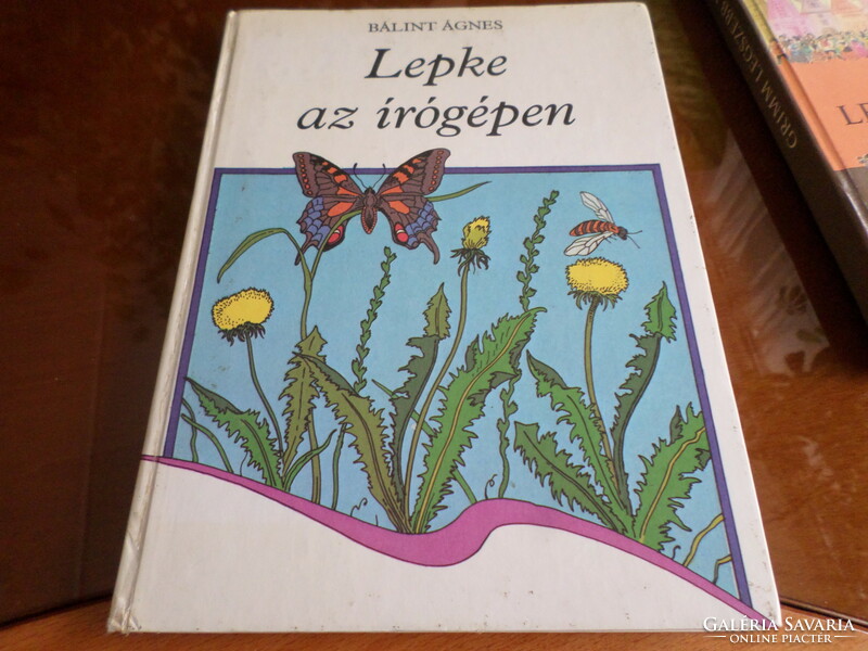 Bálint Ágnes Lepke az írógépen  Orosz István rajzaival, 1982