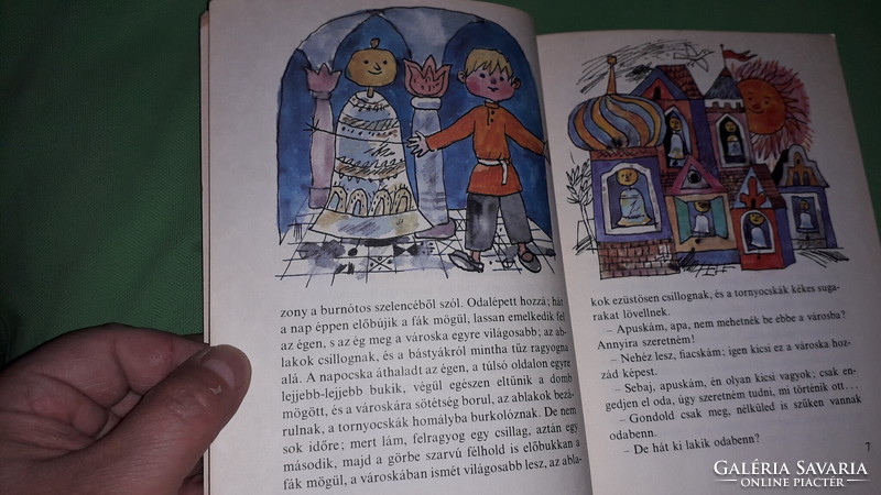 1982.Makszim Gorkij :Városka a burnótos szelencében képes mese könyv a képek szerint MÓRA