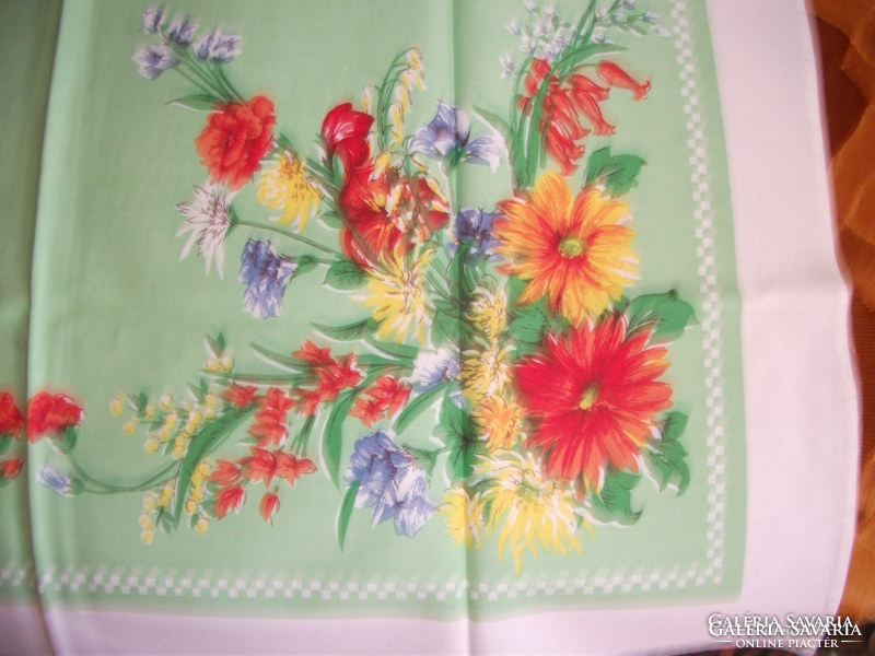 Beautiful Australian table cloth with a floral pattern, size: 90 x 88 cm, unused. Material: canvas