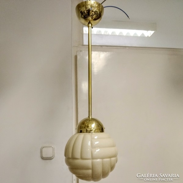 Art deco réz mennyezeti lámpa felújítva - különleges mintázatú, krémszínű gömb búra