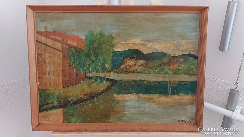 (k) Vízpart, város festmény Kovács jelzéssel 57x41 cm kerettel