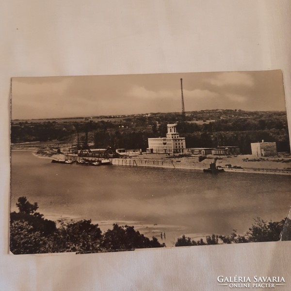 Képeslap Dunapentele /ma Dunaújváros/ Dunaparti kikötő 1957