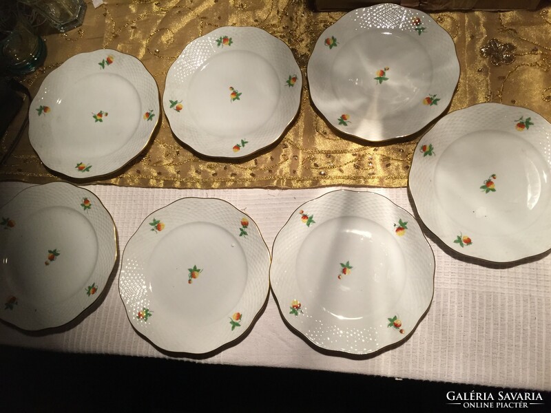 Herendi porcelán tányérok, 7 db,  szamóca -mintás (NHC)