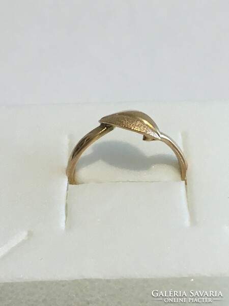 14 Ct gold ring with coffee bean shaped head, 1.68 g