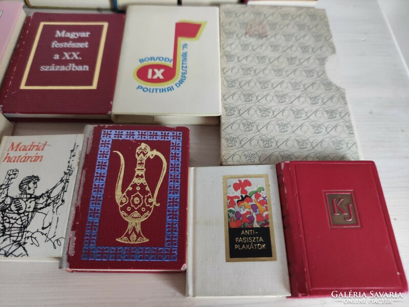 Collection of 24 retro minibooks