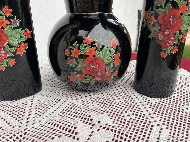 Gyönyörű fekete alapon virágos mintával karcagi berekfürdői üveg váza Gyűjtői mid-century modern