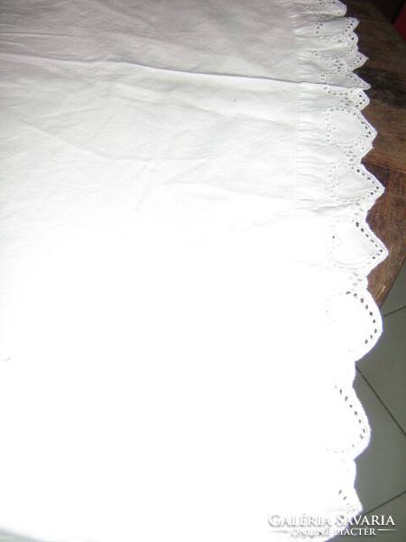 Gyönyörű fehér vintage stílusú madeira csipkés lekerekített sarkú vitrázs függöny párban