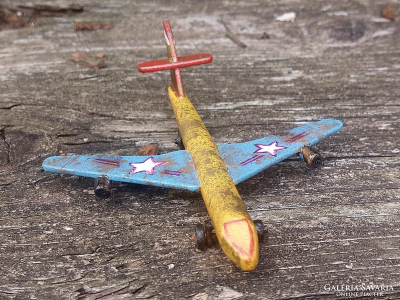 Régi fából készített egyedi repülők a 80-as évekből dekorációnak.
