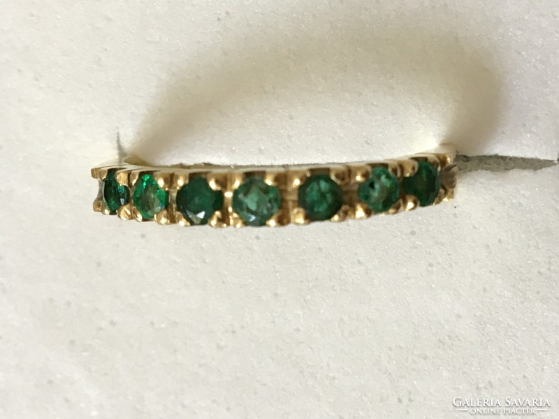 Women's gold ring with emerald gemstone