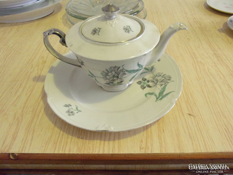 Teapot and 1 large plate