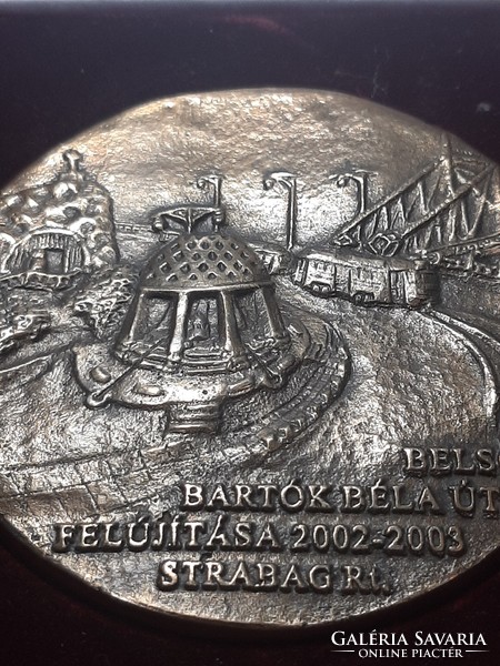 Belső Bartók Béla út felújítása 2002- 2003 STRABAG Rt bronz plakett  dobozában jelzett szignós darab