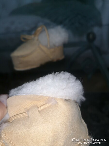 Báránybőr kocsicipő, handmade bundás babacipő, 12 cm talp, 12-18 hó