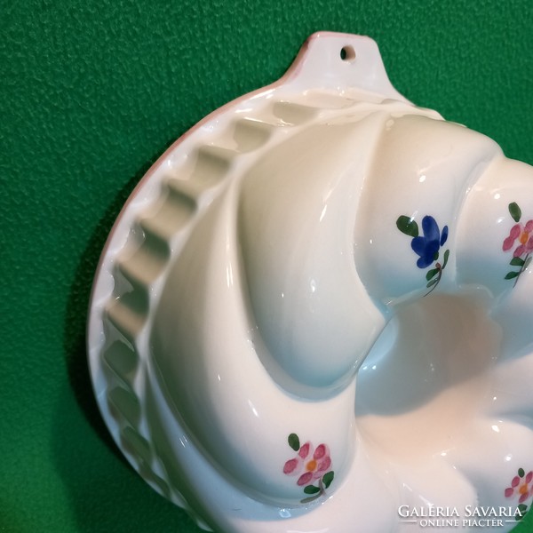 White and floral, ceramic kuglóf form, baking form, wall decoration.