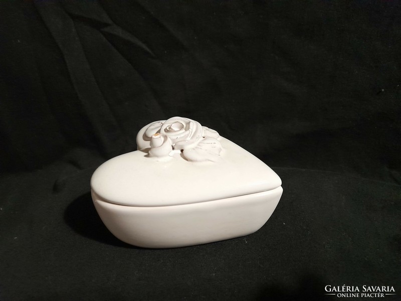 Ceramic heart-shaped jewelry holder with rose decoration