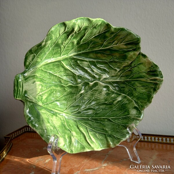 Flawless leaf-shaped Italian ceramic offering