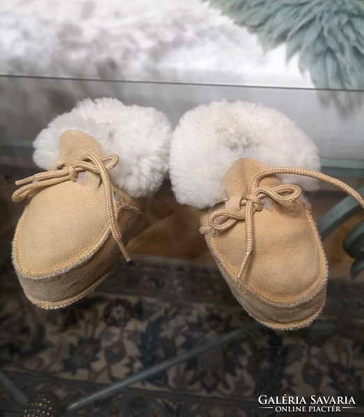 Báránybőr kocsicipő, handmade bundás babacipő, 12 cm talp, 12-18 hó