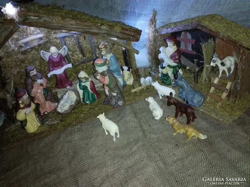 Betlehem,porcelán 14cm figurákkal, sok kiegészítővel...fényekkel.