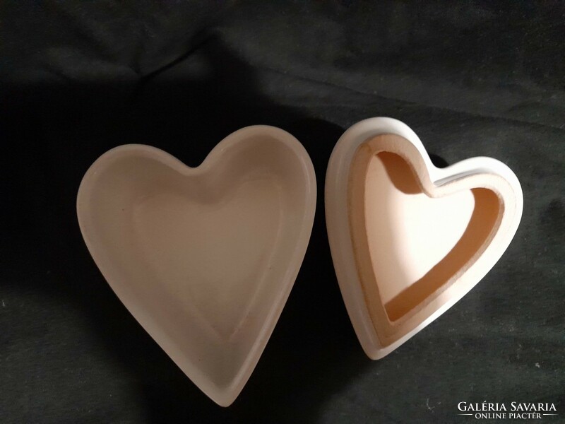 Ceramic heart-shaped jewelry holder with rose decoration