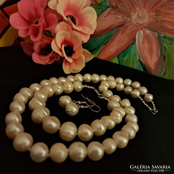 A cultured pearl set is eternal elegance