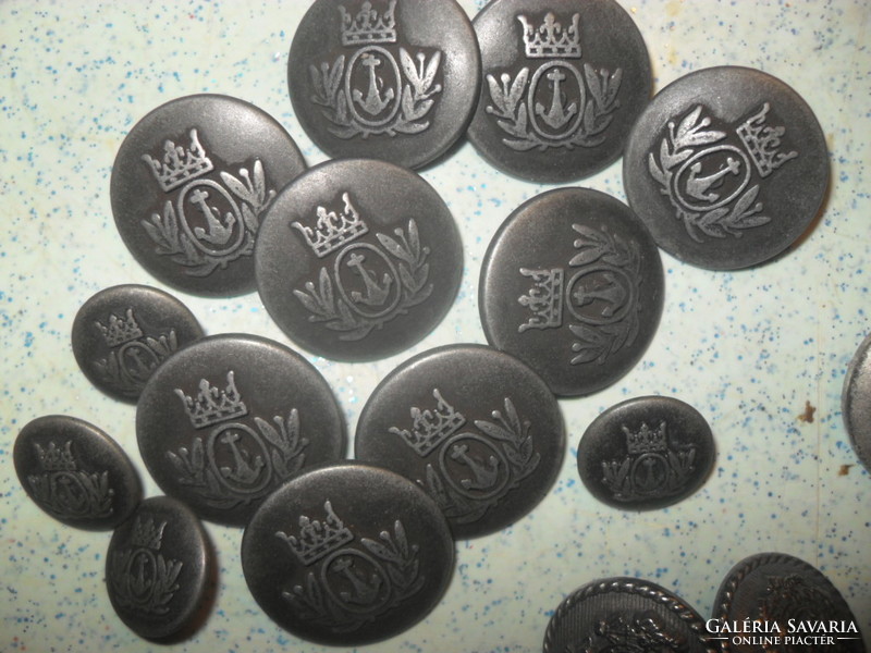 Crowned uniform buttons, several types, 44 pcs