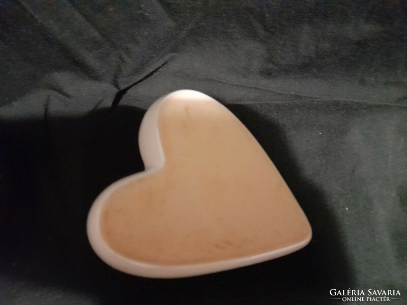 Ceramic heart-shaped jewelry holder with rose decoration