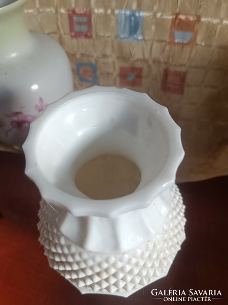 Különleges tejüveg váza