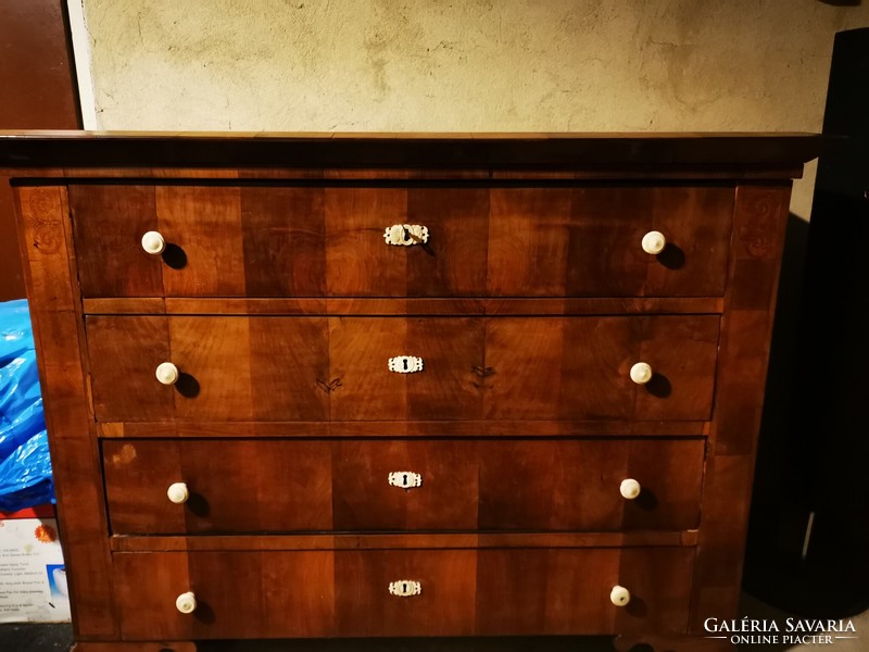 Antique chest of drawers