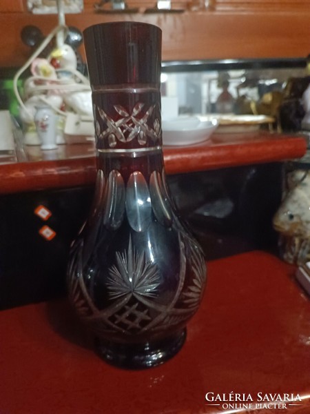 Gyönyörű bordó csiszolt üveg váza
