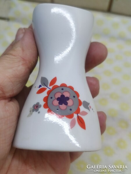 Retro porcelán, népi mintával díszített váza eladó! 8.5 cm